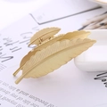 Dettaglio del fermaglio per capelli in lega a forma di foglia con finitura oro opaco - Foglia Oro Opaco (E5410)