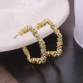 Détail de boucles d'oreilles dorées avec forme carrée irrégulière et texture lave - Style Losange (A7421) / Or