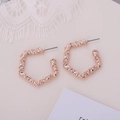 Détail de boucles d'oreilles C or rose avec une texture métallique plissée et polie unique - Style Losange (A7421) / Or rose