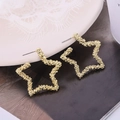 Makroaufnahme goldener Sternohrstecker mit Hammerschlag-Struktur und silbernen Steckern - Stern-Stil (A7418) / Gold