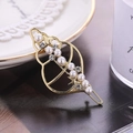 Barrette à cheveux élégante en forme de feuille dorée avec perles et strass - Style Perle Conque (C2412)