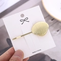 Barrette coquillage dorée minimaliste avec rayures verticales sur carte de support - Style Coquille (C2514)