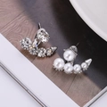 Asymmetrische zilveren gebogen oorbellen met witte parels en sprankelende strass - Zilver (A4523)