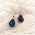 Elegante goldene Ohrringe mit tiefblauen Tropfenanhängern und glitzernden Kristallen - Druzy-Textur Wassertropfen-Ohrstecker / Dunkelblau (A8224)