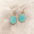 Elegante goldene Tropfenohrringe mit glitzernden türkisfarbenen Druzy-Kristallen - Druzy-Textur Wassertropfen-Ohrstecker / Himmelblau (A8223)