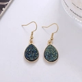 Dunkelblaue Druzy-Ohrringe in Tropfenform mit goldenen Haken für modischen Look - Druzy-Textur Wassertropfen-Ohrstecker / Regenbogen