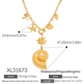 Collana in acciaio inossidabile placcata oro 18K con ciondoli marini e perle bianche - Stile Multi-Pendente Elementi Marini (XL31673)