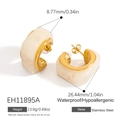 Pendientes en C de acero dorado hipoalergénico con detalles de resina de mármol beige - Estilo de Patrón de Mármol en Forma de C (EH11895A)