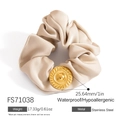 Coletero de satén beige con un adorno de metal dorado en forma de sol de acero inox - Estilo Patrón Radiante Beige (FS71038)