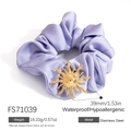 Hellviolettes Satin-Haargummi mit einem goldenen Sonnenanhänger aus Edelstahl - Hellviolettes Sonnen-Stil (FS71039)