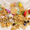 Nahaufnahme goldener Edelstahlanhänger mit Emaille-Details für Schmuckherstellung - MH30 Stil