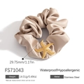 Chouchou en satin champagne orné d'un pendentif étoile de mer en acier doré - Décor d'Étoile de Mer (FS71043)