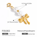 Gouden roestvrijstalen strikhanger met witte parels en karabijnsluiting voor zwemkleding - Gouden Strik Parel Hanger (PJ91863)