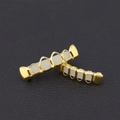 Detalle del set de Grillz HIPHOP hueco dorado con barras de silicona en cuero negro - Juego Calado Dorado