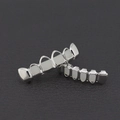 Detalle de un set de grillz plateados pulidos para dientes superiores e inferiores hip hop - Conjunto Calado Plateado