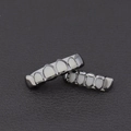 Set de grillz hip-hop en acabado cromo oscuro con inserciones blancas dentales - Conjunto Calado Negro Armas