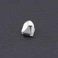 Grillz singolo in argento lucido con design a dente canino su sfondo in pelle nera - Argento