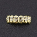 Macro-opname van vergulde hiphop grillz met sprankelende diamanten en siliconen - Goud Onder