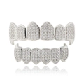 Set grillz hip hop argento con pietre di zircone scintillanti su sfondo bianco puro - Set Bracciale Argento