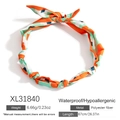 Collana foulard in seta di poliestere con motivi geometrici arancio e verde acqua - Stile Stampa Geometrica Colorblock (XL31840)