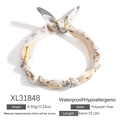 Collana foulard in poliestere beige con motivo floreale e un grande fiocco, articolo XL31848 - Stile Floreale Beige e Grigio (XL31848)
