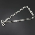 Dettaglio ciondolo con lettera CEO argentata con catena cubana e strass scintillanti - Pendente CEO Argento con Catena Cubana / 45cm