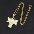 Dettaglio del ciondolo a pugno Really Rich con zirconi bianchi e catena in stile hip-hop - Stile Oro / Catena da 60cm