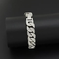 Vista macro del bracciale a catena cubana argentata con strass a forma di foglia luccicante - 20cm / Argento