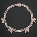 Détail de la chaîne cubaine papillon en or rose sertie de zircons sur fond noir mat - 40CM / Or rose