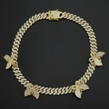 Dettaglio catena cubana da 12mm con ciondoli a farfalla e chiusura con diamanti incastonati - 40CM / Oro