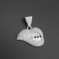 Macro-detail van hiphop bijtende lip hanger met zilverkleurige zirkonia micro-pave steen - Met 60CM Gevlochten Ketting / Zilver Witte Lippen