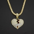 Dettaglio del ciondolo hip hop a cuore spezzato con cerotto intarsiato e strass brillanti - Stile Catena Tennis 4mm / Oro