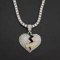 Dettaglio del ciondolo a cuore spezzato hip hop con cristalli e benda dorata su catena - Stile Catena Tennis 4mm / Argento