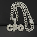 Collar con colgante de letras CFO plateado con cristales en cadena cubana gruesa - Colgante Plateado Con Cadena Cubana De Strass 50CM