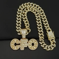 Vista detallada del colgante de letras CFO con circonitas y cadena de eslabones cubanos - Colgante Dorado con Cadena Cubana con Diamantes de 50CM