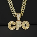 Primer plano del colgante CFO dorado con circonitas incrustadas en una cadena cubana gruesa - Colgante Dorado con Cadena Cubana con Diamantes de 45CM