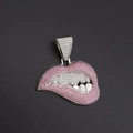 Hiphop lippen hanger met zilveren grillz, roze strass steentjes en glanzend metaal - Met 60CM Gevlochten Ketting / Zilveren Roze Lippen