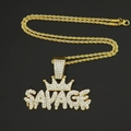 Makroansicht des SAVAGE-Anhängers mit Krone an einer goldenen Hip-Hop-Kette - Anhänger mit Seilkette / 60CM / Gold