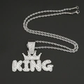 Makroaufnahme von KING-Anhänger mit Krone, Strasssteinen und silberner Seilkette - Silberanhänger mit 3mm Seilkette 60cm