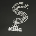 Makro-Detail von eisigem silbernen KING-Krone-Anhänger und dicker kubanischer Kette - Silberanhänger mit 45cm Iced Out Kubanischer Kette