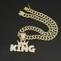 Detailaufnahme des vergoldeten KING-Kronenanhängers und der breiten Gliederkette mit Strass - Goldanhänger mit 45cm Iced Out Kubanischer Kette