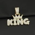 Pendaglio KING dorato con corona e cristalli pavé su sfondo di pelle nera - Ciondolo Singolo Oro