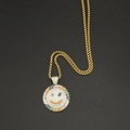 Nahaufnahme von Hip-Hop-Smiley-Anhänger mit bunten Zirkonsteinen und goldener Boxkette - Smiley Anhänger Mit Runder Perlenkette