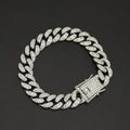 Détail d'une chaîne Cuban argentée avec fermoir à boîte et cristaux étincelants - Style Bracelet Court / Argent