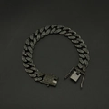Vue détaillée de la chaîne cubaine hip-hop gunmetal sertie de pierres noires - Style Bracelet Court / Noir