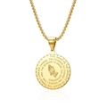 Dettaglio della collana con medaglia dorata, preghiera della serenità e mani giunte - Oro