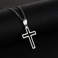 Gros plan d'un pendentif croix minimaliste en acier inoxydable avec insert en émail noir - Couleur Acier Croix Émail Noir
