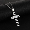 Poliertes Edelstahl-Kreuz-Anhänger-Halskette mit geometrischen Ausschnitten auf Schwarz - Geometrisches Hohlkreuz / Stahlfarben