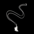 Detailweergave van zilveren spookhanger ketting met gepolijste afwerking op zwart - Zilveren Geest Ketting (Met 60cm Schakelketting)
