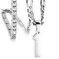 Collana con ciondolo sportivo numero 1 in acciaio inossidabile e catena Figaro su bianco - Stile Numero 1